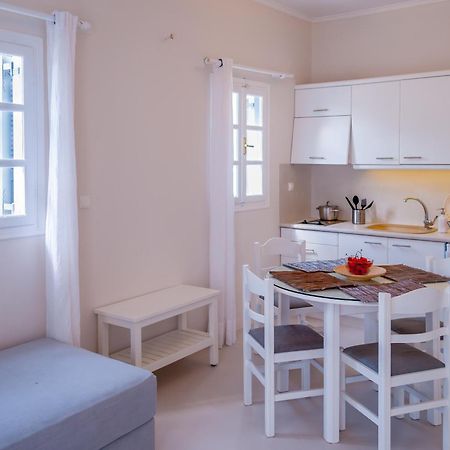 Milos Bay Suites آداماس الغرفة الصورة