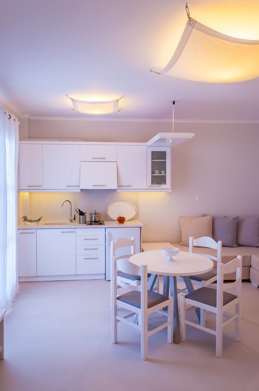 Milos Bay Suites آداماس الغرفة الصورة