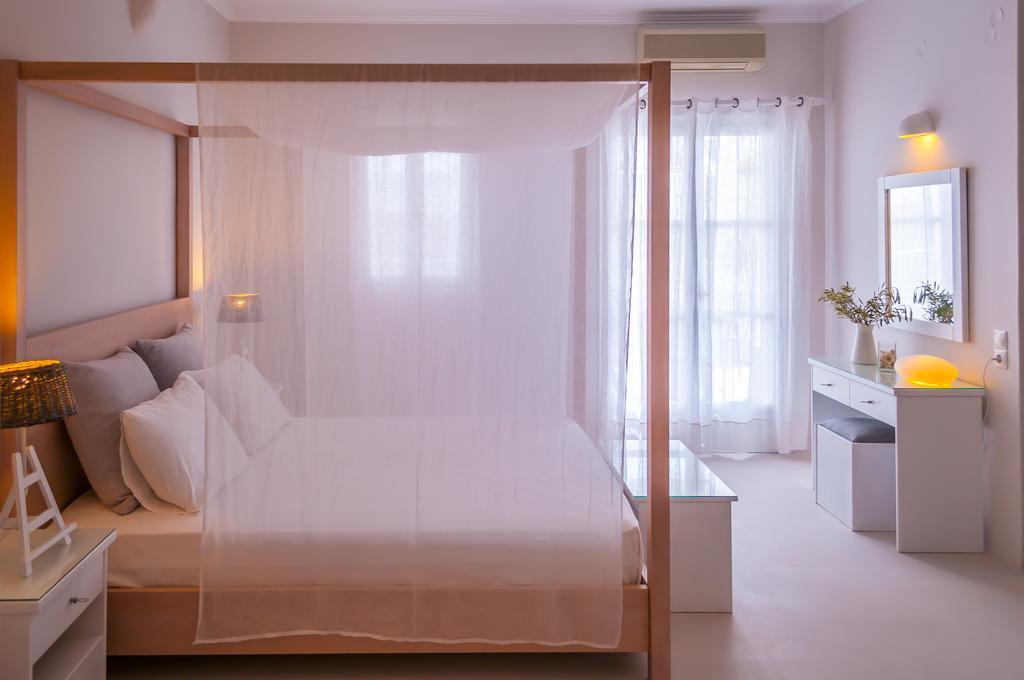 Milos Bay Suites آداماس الغرفة الصورة