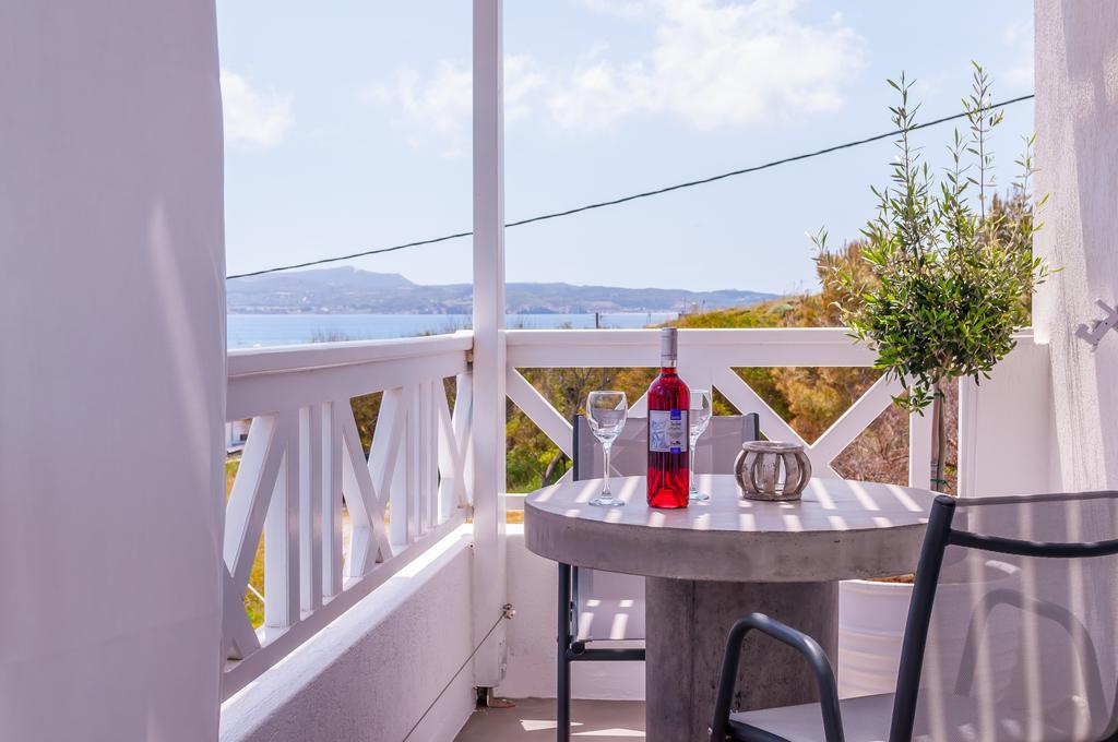 Milos Bay Suites آداماس الغرفة الصورة