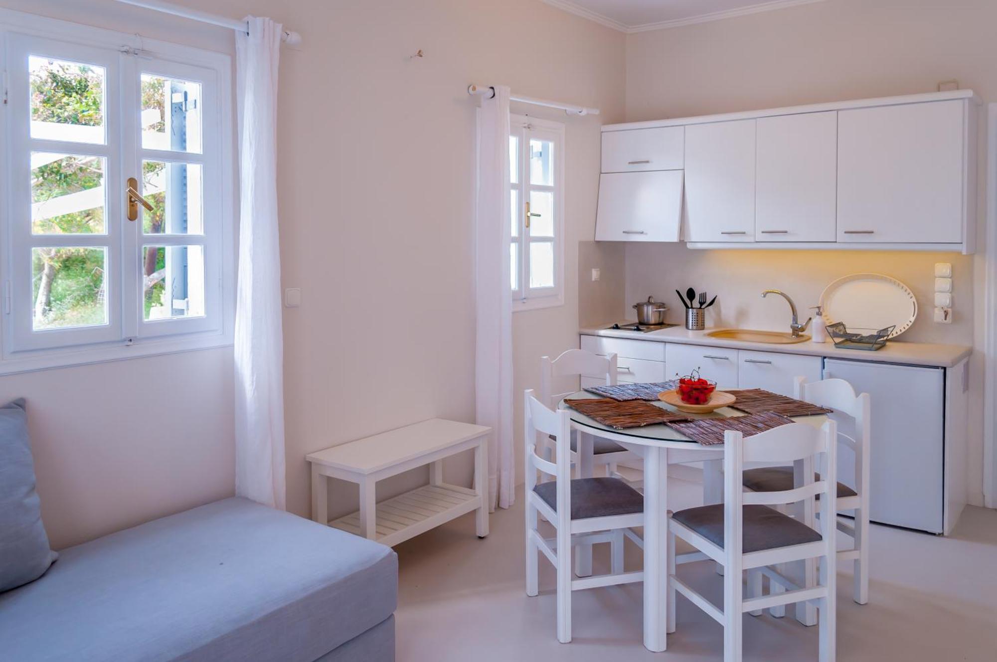 Milos Bay Suites آداماس الغرفة الصورة